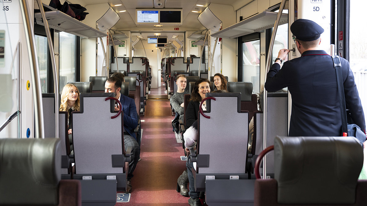 Persone sedute in treno