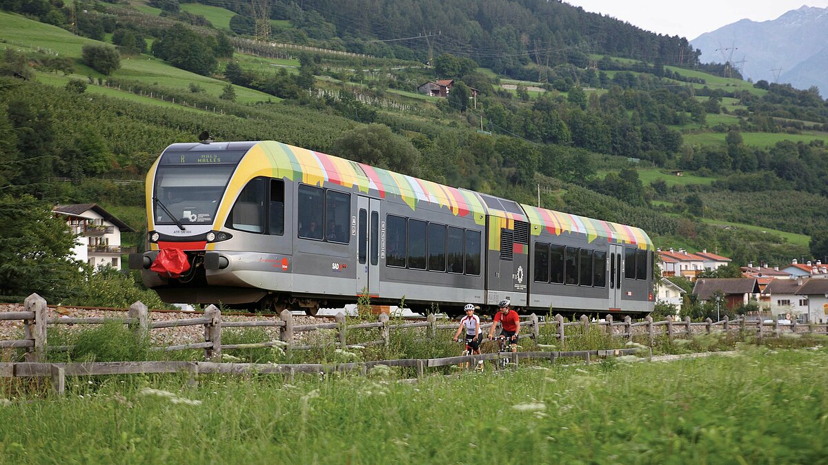 Die Vinschger Bahn und zwei Radfahrer