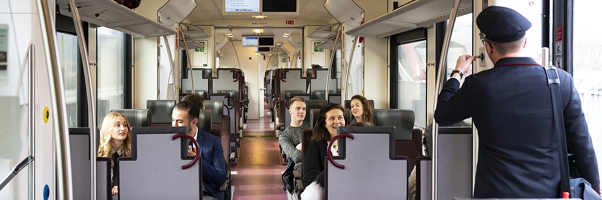 Persone sedute in treno