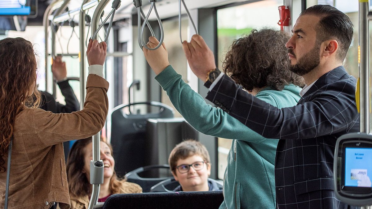 Einige Fahrgäste im Bus