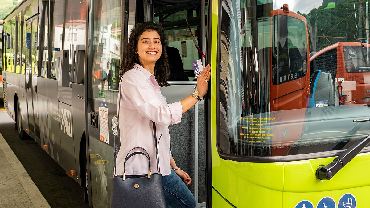 Una giovane donna sta salende sull'autobus