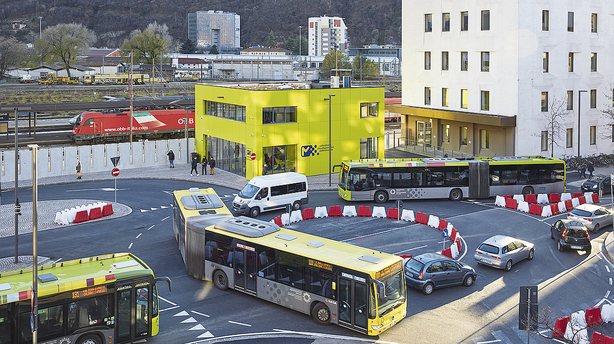 Due autobus alla rotonda davanti all'Infopoint dell'autostazione di Bolzano, visti dall'alto.