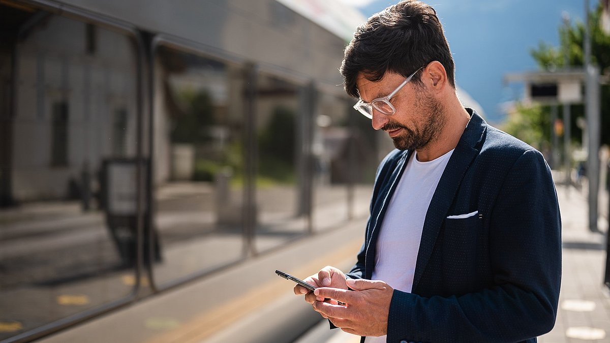 Un passeggero con il suo cellulare