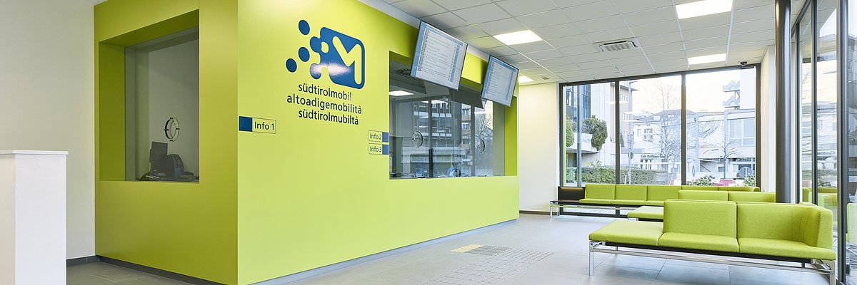 Sala d'attesa e sportelli all'interno dell'Infopoint all'autostazione di Bolzano.