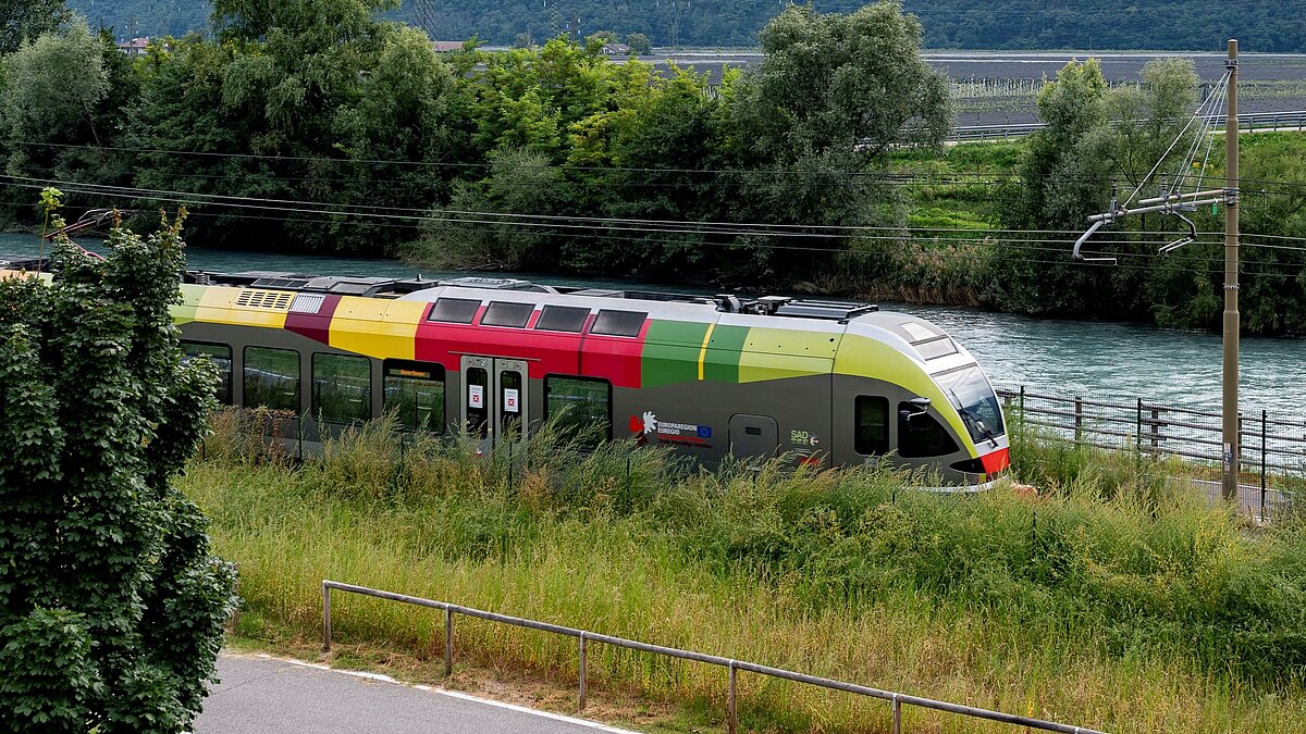 Un treno sulla linea Merano-Bolzano