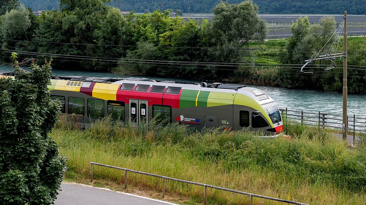 Ein Zug auf der Meraner Bahnlinie