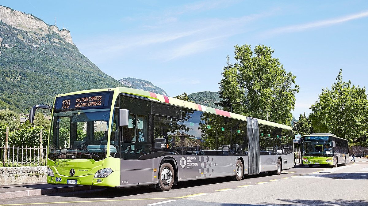 Due autobus a Caldaro, piazza Rottenburg