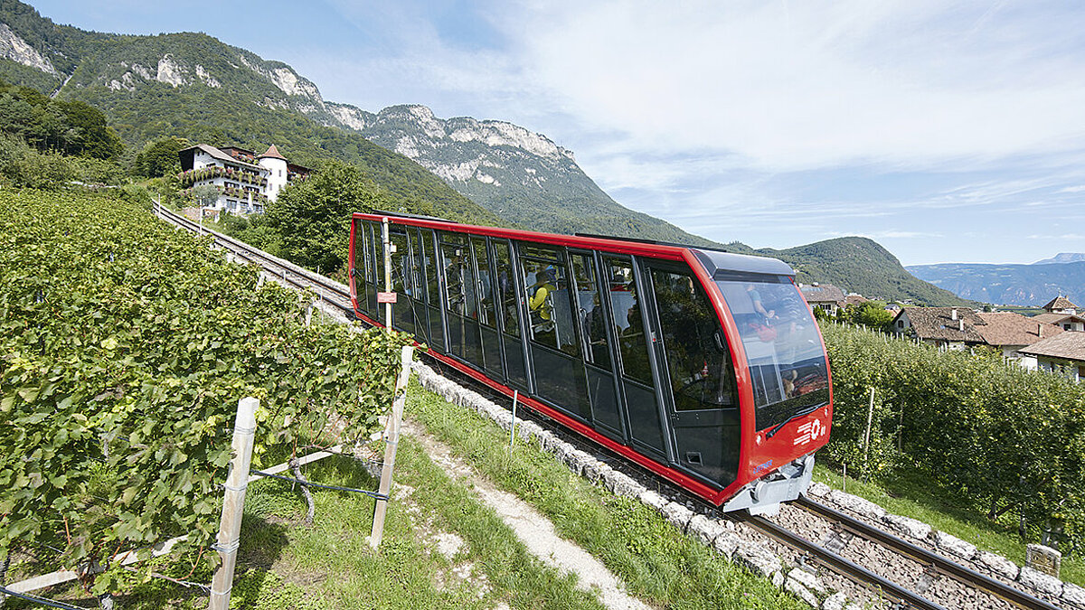 Cabina della funicolare della Mendola, vista dal lato.