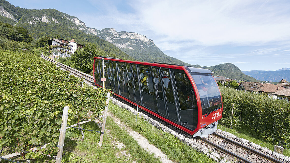 Mendola/Mendel funicular, seen from the side