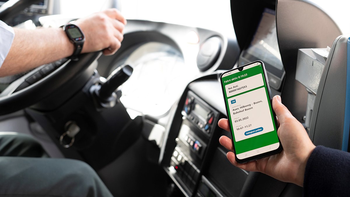 Mobile Ticketing: ein Online-Fahrschein wird im Bus vorgezeigt