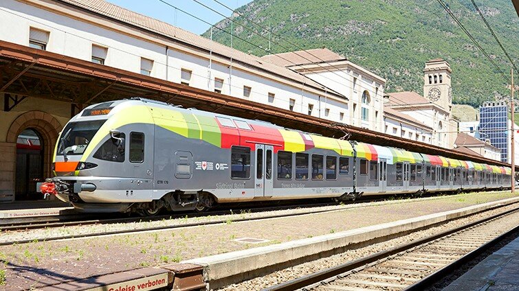 Un treno Flirt alla stazione di Bolzano