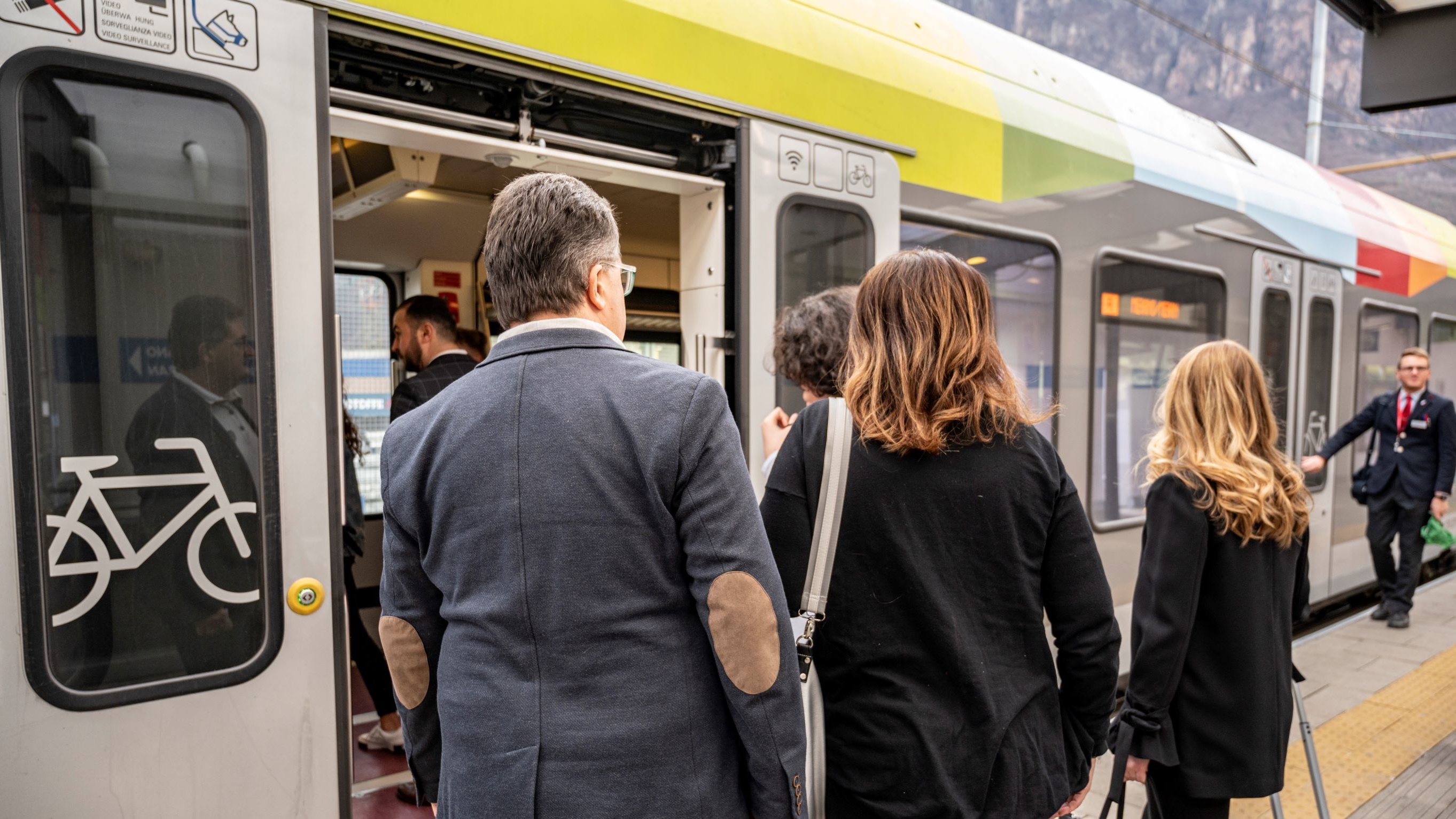 I passeggeri stanno per salire sul treno