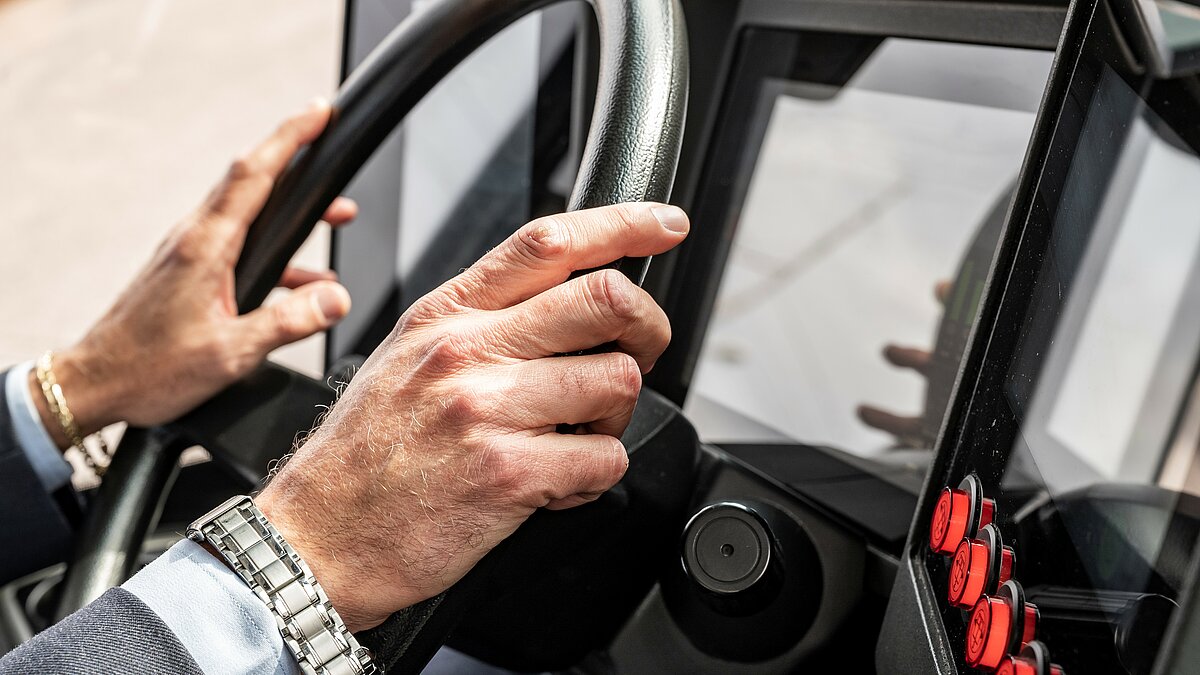 Conducente autobus mentre guida