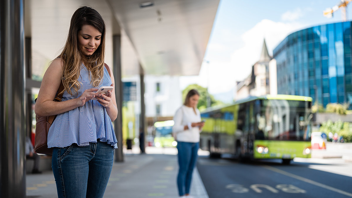 Studentessa alla fermata del bus