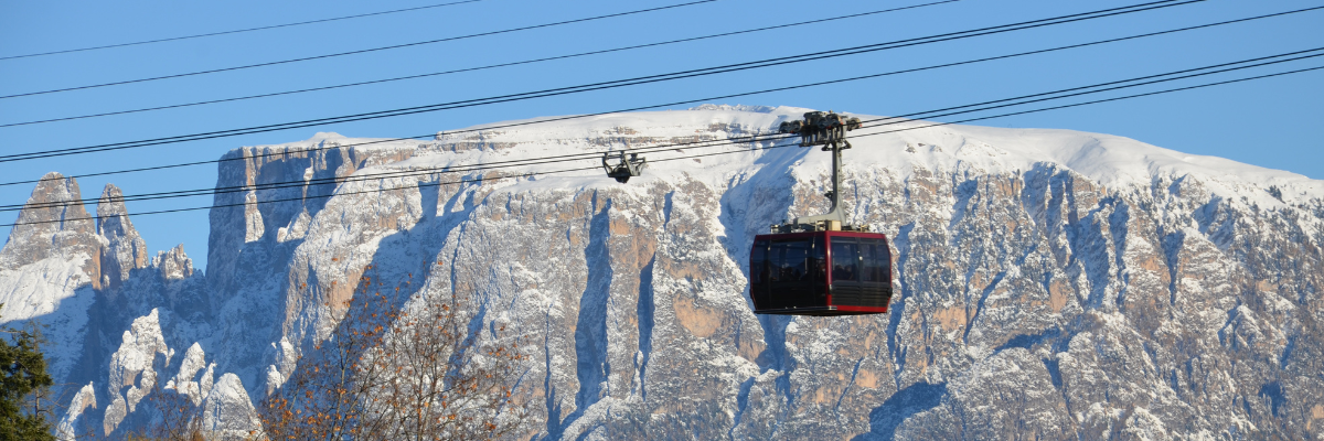 Funivia del Renon con montagne sullo sfondo